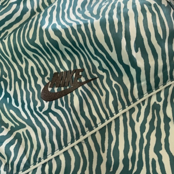 Nike jacket S unusual style! Love the bungee - Picture 2 of 6